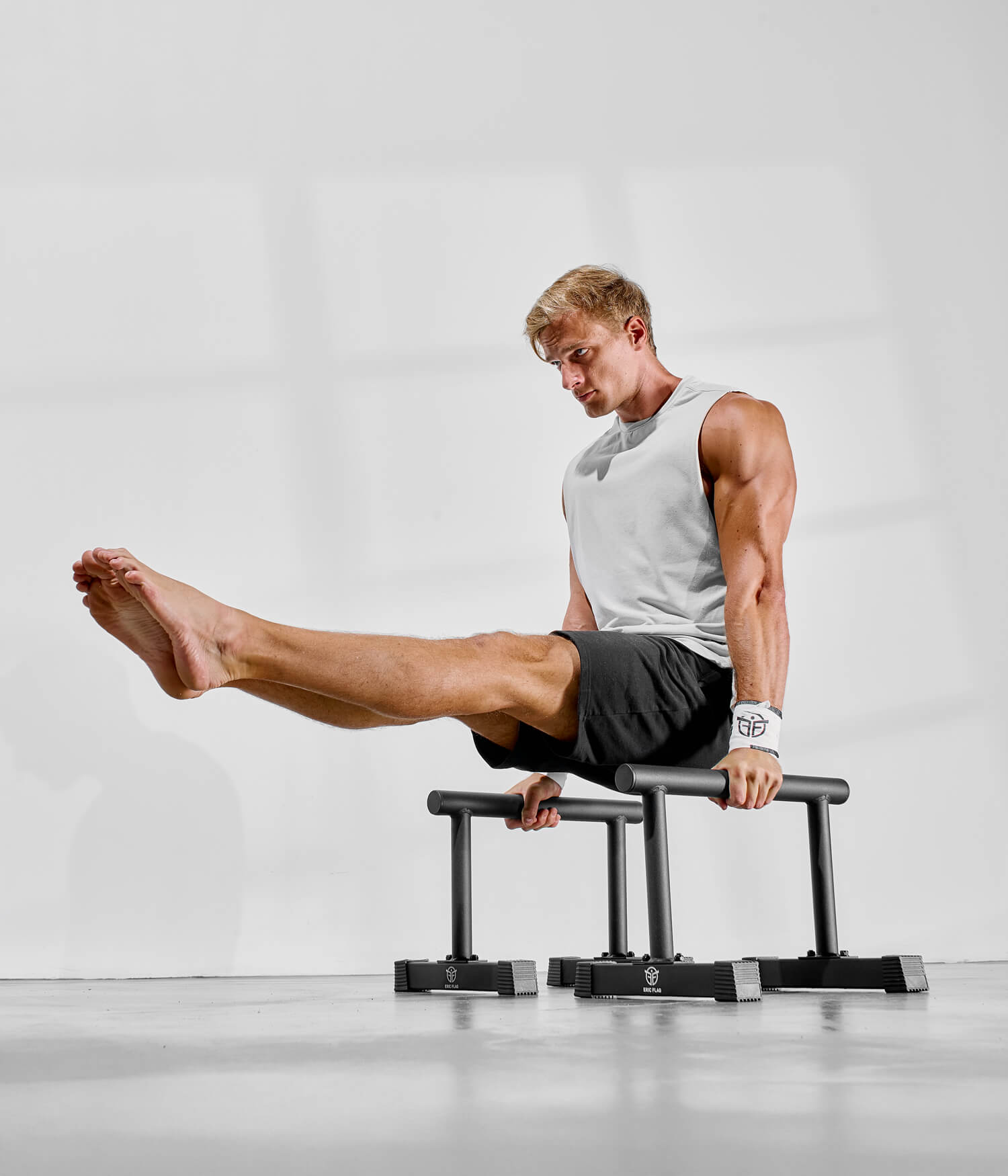 l sit avec barres parallèles eric flag