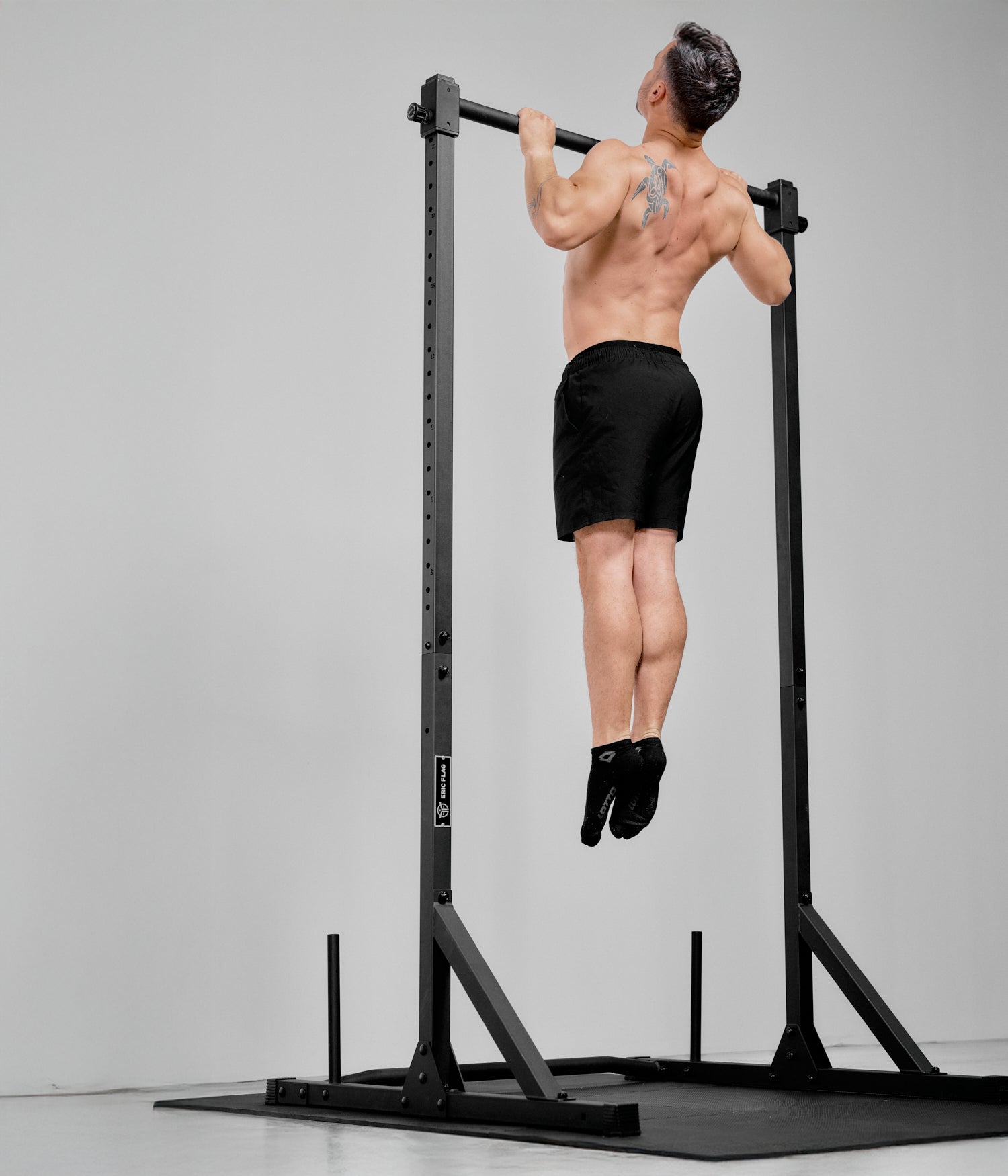 barre de traction sur pied eric flag reglable 210cm