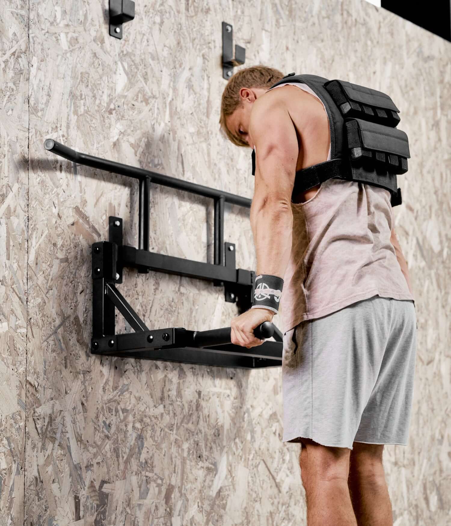 barre de dips murale avec gilet lesté 20kg