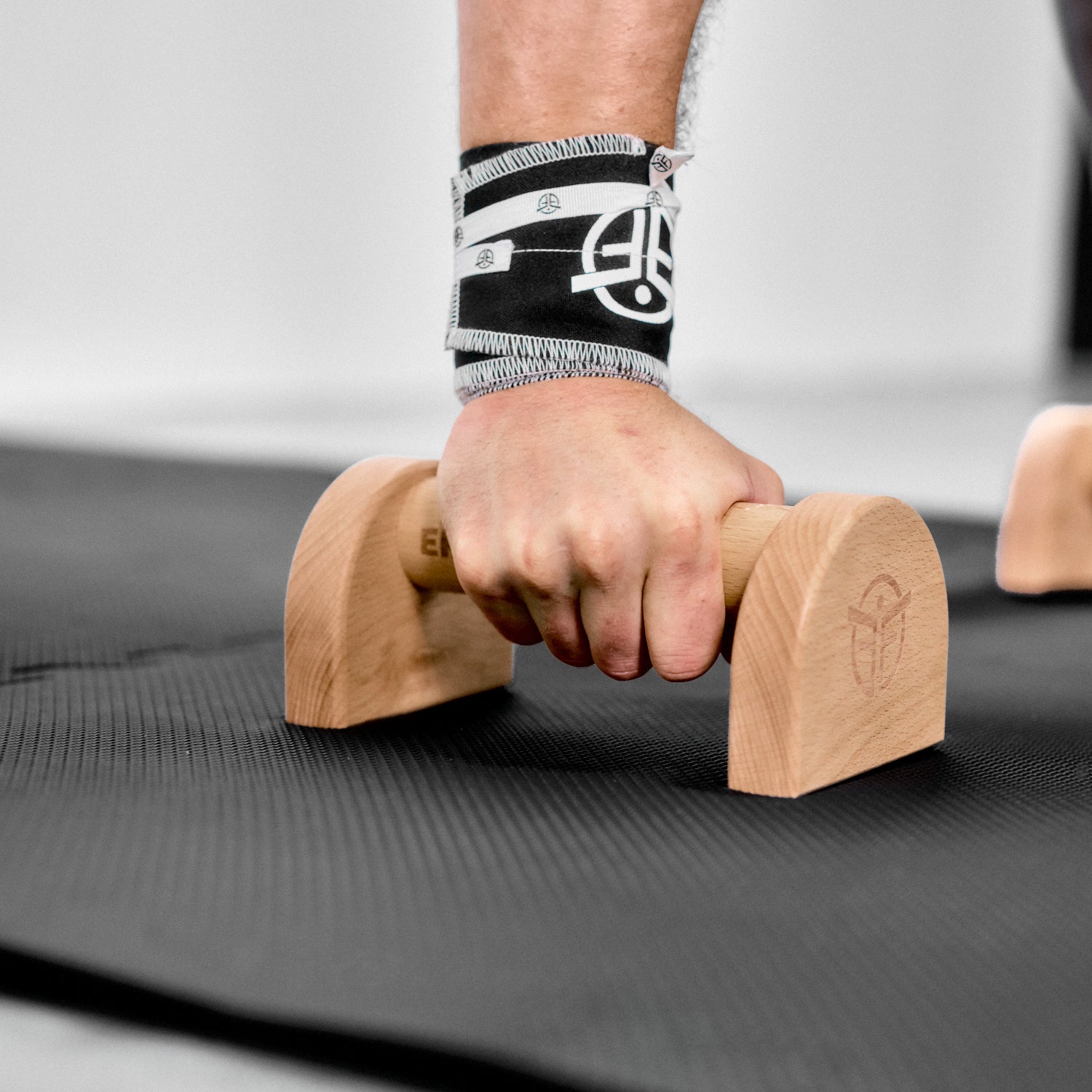 Mini-Parallette aus Holz