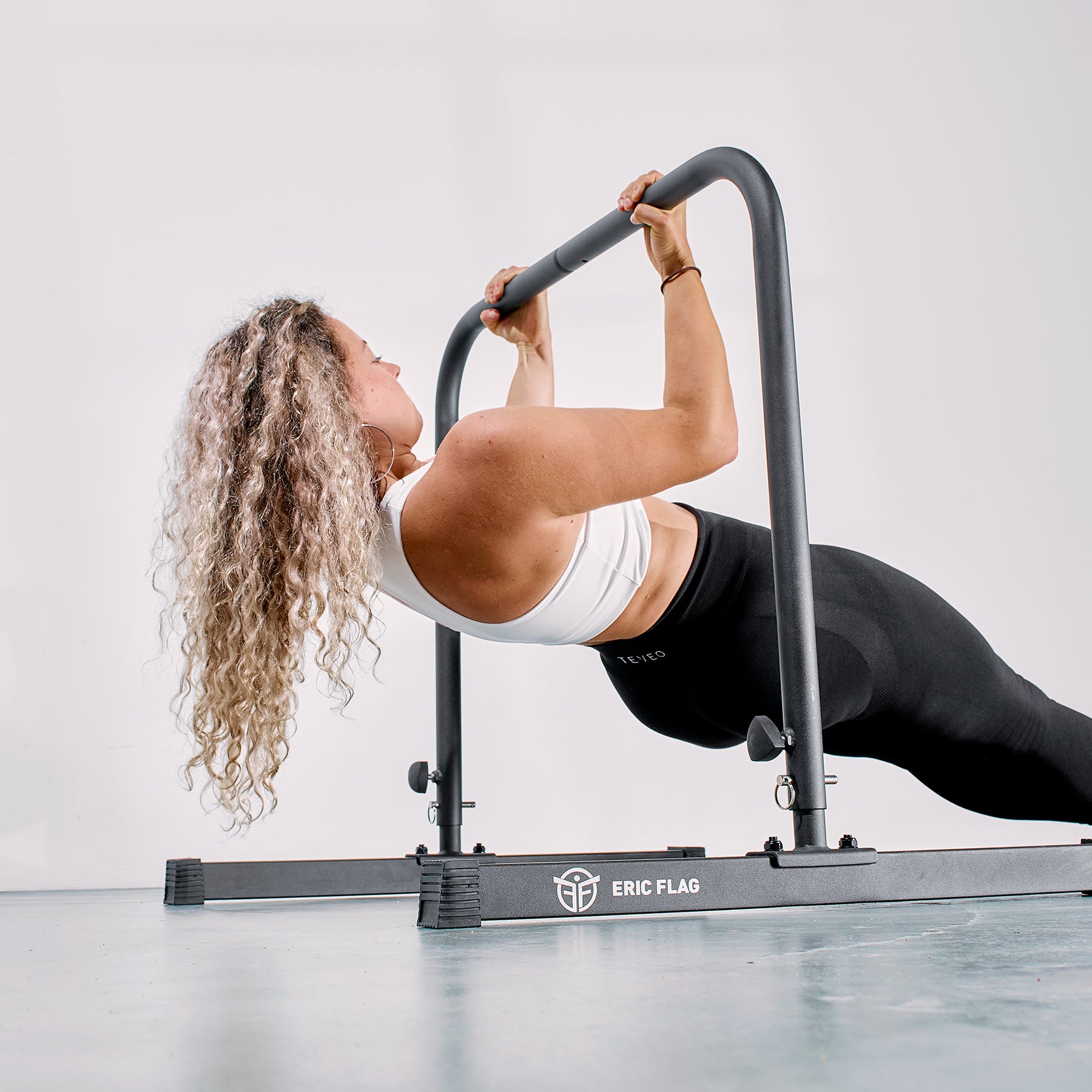 Calisthenics Bar + 3 Elastic Bands + Liquid Chalk