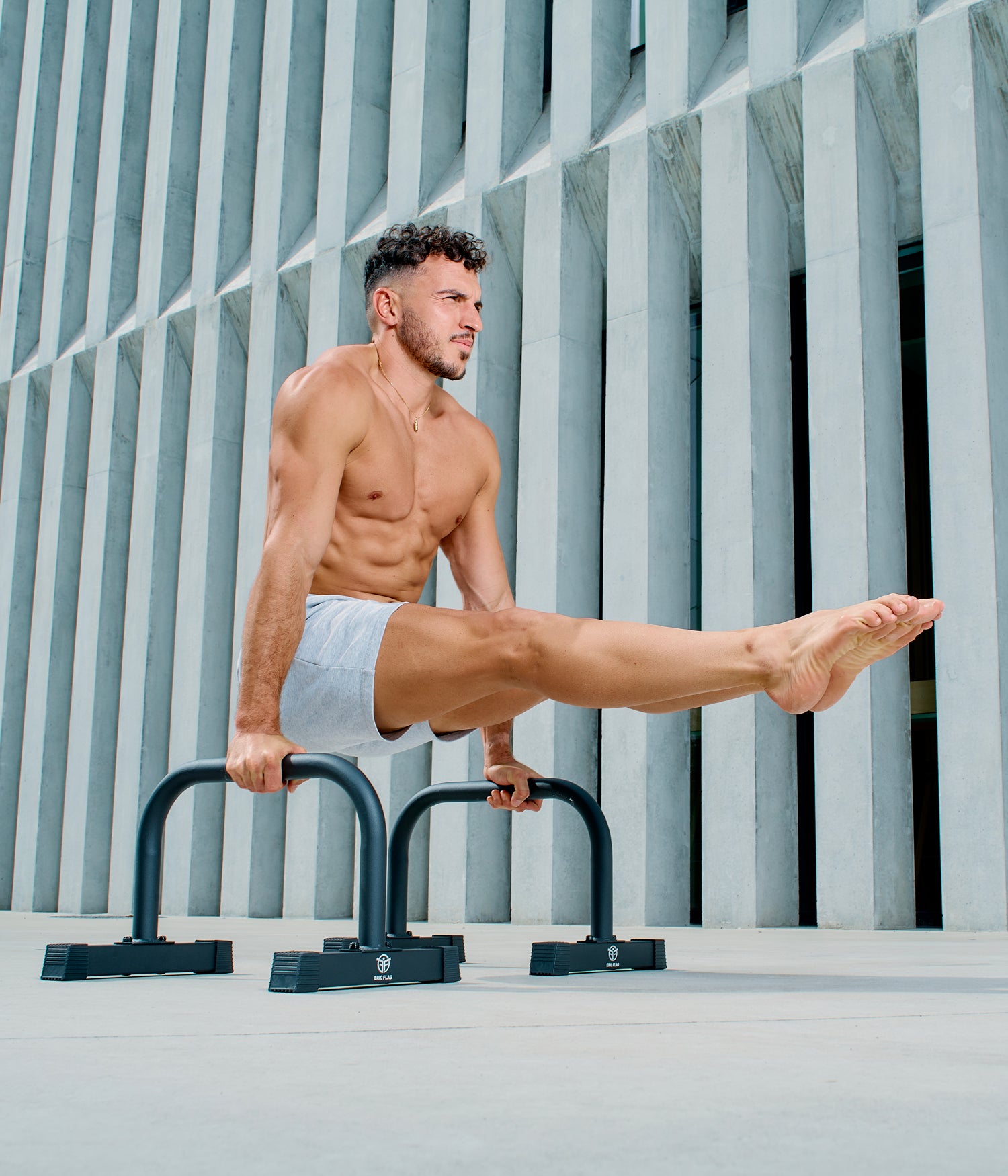 L-sit sur barres parallèles