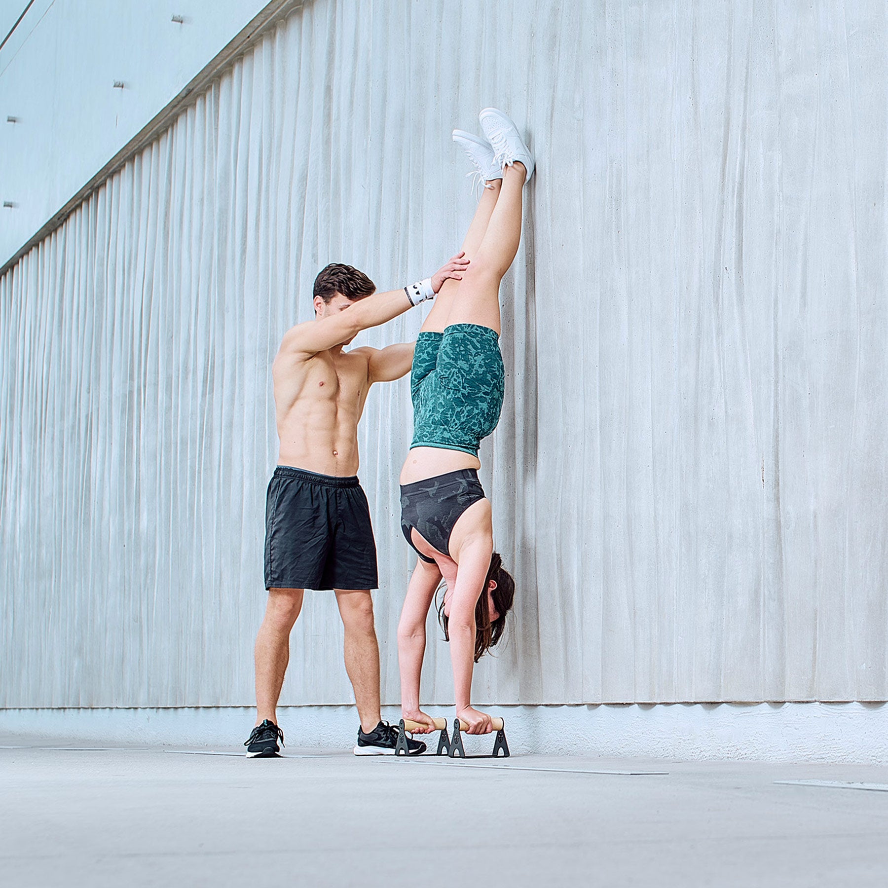 handstand sulle maniglie delle pompe