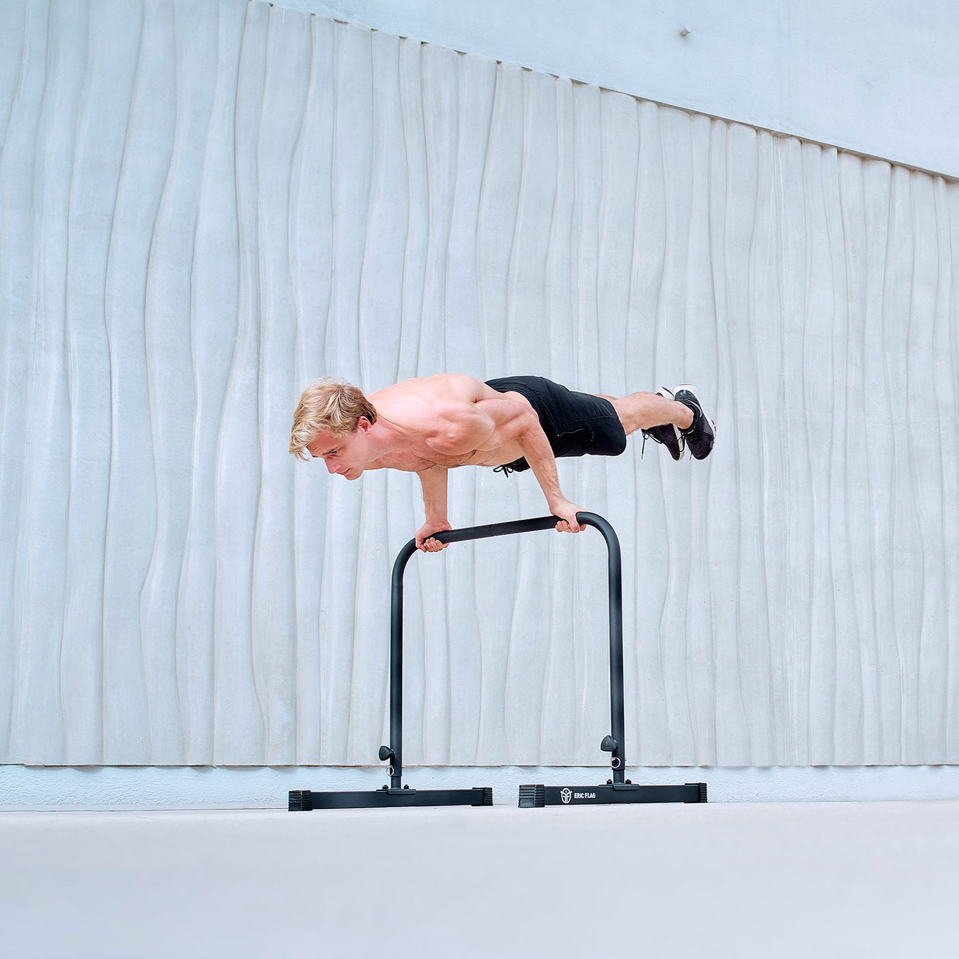 Calisthenics Bar + 3 Elastic Bands + Liquid Chalk